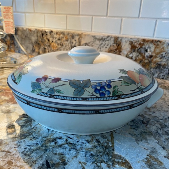 Mikasa Other - Mikasa intaglio garden harvest Dutch oven